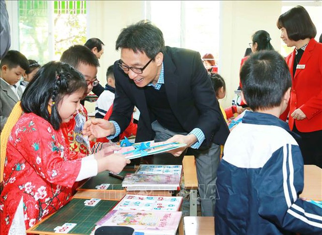 Phó Thủ tướng Vũ Đức Đam tặng sách cho học sinh Hà Nội - Ảnh 2.