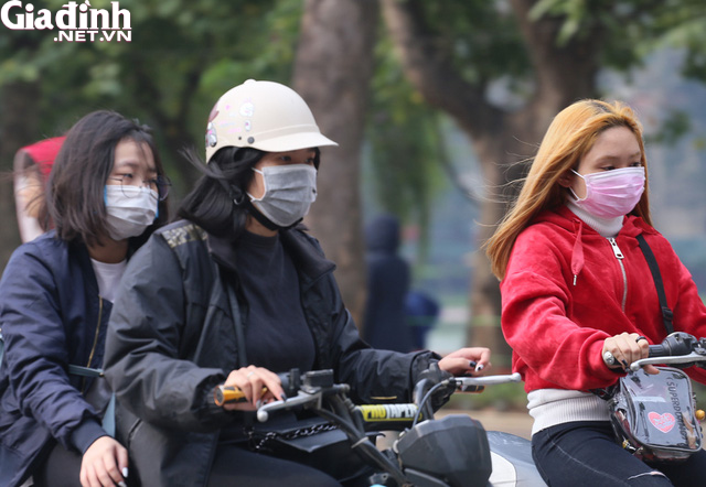 Chùm ảnh: Người Hà Nội ra đường kín mít khẩu trang phòng dịch corona - Ảnh 5.