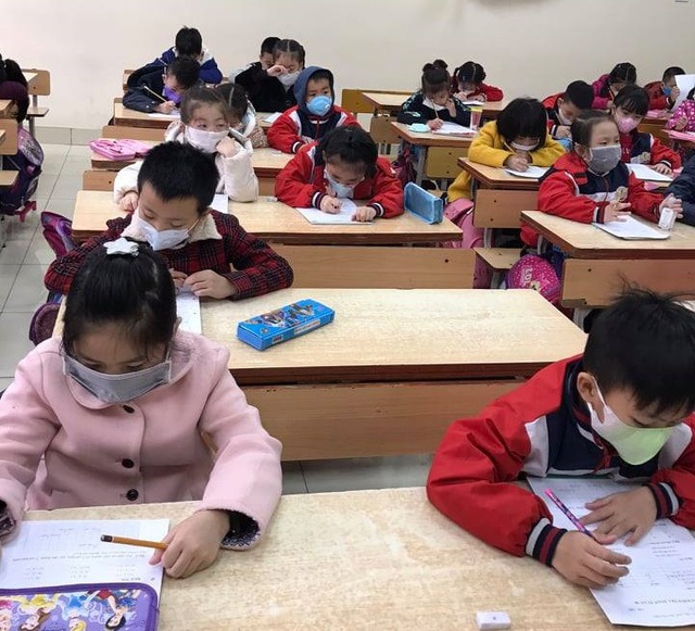 Phòng chống virus Corona, trường học Hà Nội cho phép học sinh đeo khẩu trang trong lớp học - Ảnh 2.