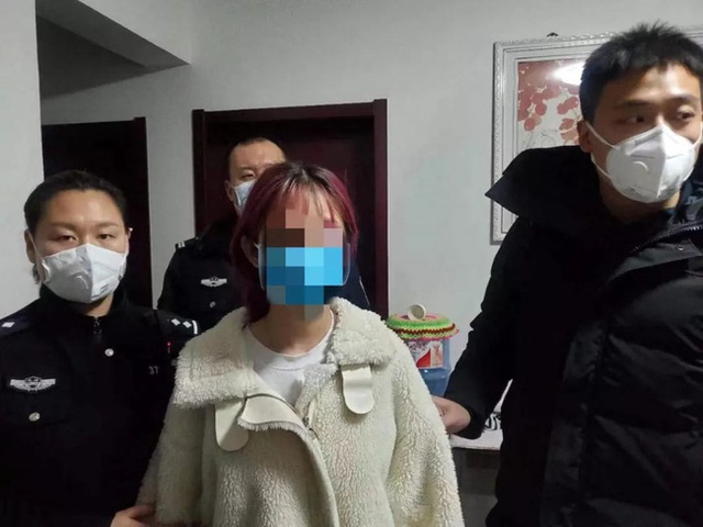 Thiếu nữ 19 tuổi bị bắt vì giả mạo y tá bán khẩu trang với giá cao hơn niêm yết giữa tâm dịch viêm phôi Vũ Hán - Ảnh 1.
