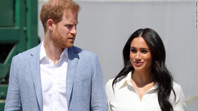 Vợ chồng Meghan Markle lại muối mặt khi bị chỉ trích trong hoạt động kiếm tiền đầu tiên ở Canada với lỗi sai cơ bản không thể chấp nhận nổi - Ảnh 2.