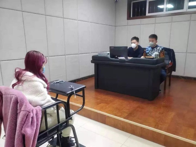 Thiếu nữ 19 tuổi bị bắt vì giả mạo y tá bán khẩu trang với giá cao hơn niêm yết giữa tâm dịch viêm phôi Vũ Hán - Ảnh 3.