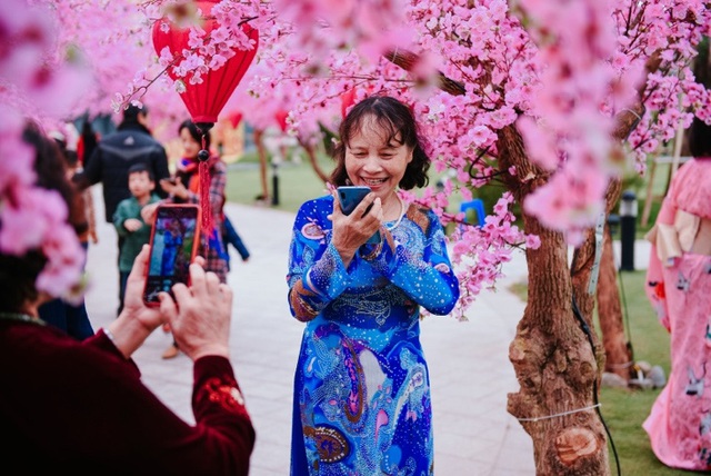 Ngắm những bộ ảnh áo dài đẹp lung linh trong 3 lễ hội hoa lớn nhất Tết Canh Tý - Ảnh 5.
