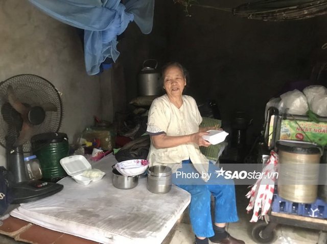 Cuộc đời bà lão 81 tuổi sống cô độc trong khu ‘ổ chuột’ dưới chân cầu Long Biên: ‘Tết đến người ta vui vầy bên con cháu còn tôi thì không’ - Ảnh 1.