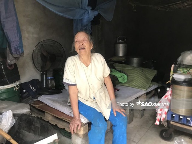 Cuộc đời bà lão 81 tuổi sống cô độc trong khu ‘ổ chuột’ dưới chân cầu Long Biên: ‘Tết đến người ta vui vầy bên con cháu còn tôi thì không’ - Ảnh 2.
