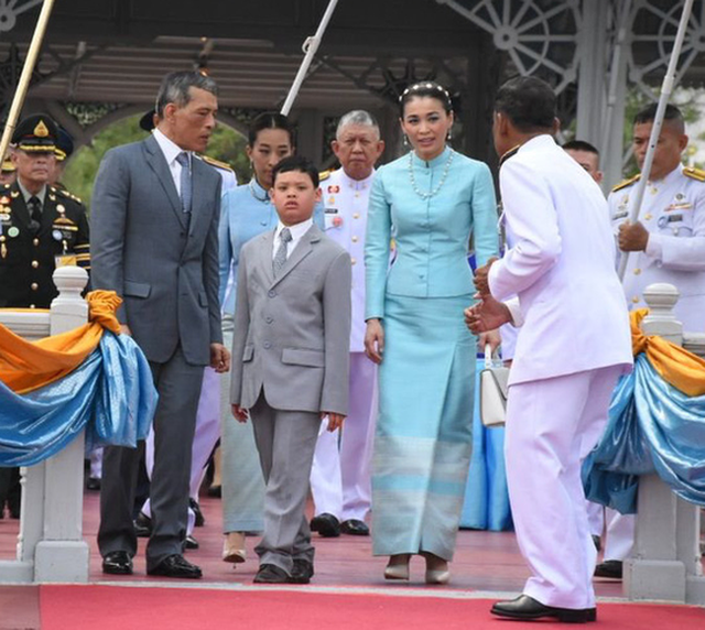 Tiểu hoàng tử Thái Lan từng gây chú ý khi quỳ lạy mẹ trong giây phút mãi chia xa gây bất ngờ với hình ảnh hiện tại - Ảnh 3.