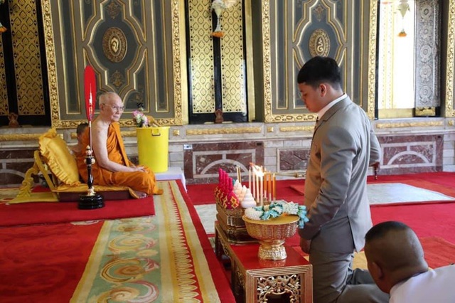 Tiểu hoàng tử Thái Lan từng gây chú ý khi quỳ lạy mẹ trong giây phút mãi chia xa gây bất ngờ với hình ảnh hiện tại - Ảnh 4.