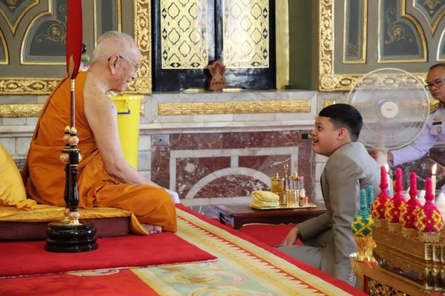 Tiểu hoàng tử Thái Lan từng gây chú ý khi quỳ lạy mẹ trong giây phút mãi chia xa gây bất ngờ với hình ảnh hiện tại - Ảnh 5.