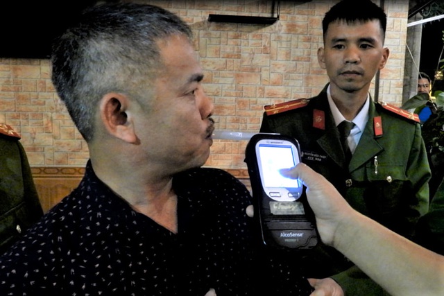 Hà Tĩnh: Phạt gần 300 triệu đồng lái xe vi phạm nồng độ cồn, tạm giữ một tài xế hành hung CSGT - Ảnh 2.