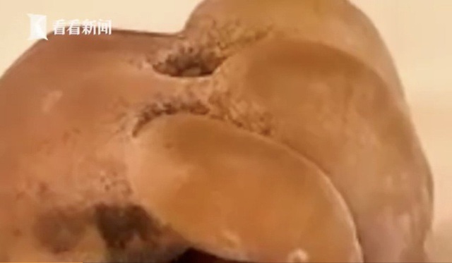 Số phận của b&eacute; g&aacute;i người Trung Quốc dọn tuyết suốt 3 giờ đồng hồ - Ảnh 2.