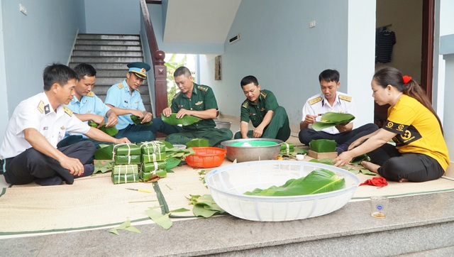 Vượt trùng khơi mang Tết đến với quân dân ở huyện đảo Trường Sa - Ảnh 13.