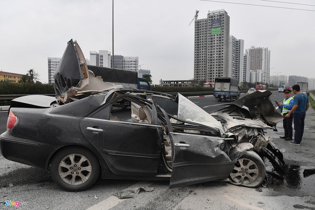 Tài xế thoát chết, chiếc Toyota Camry vỡ nát sau khi tông xe tải - Ảnh 2.