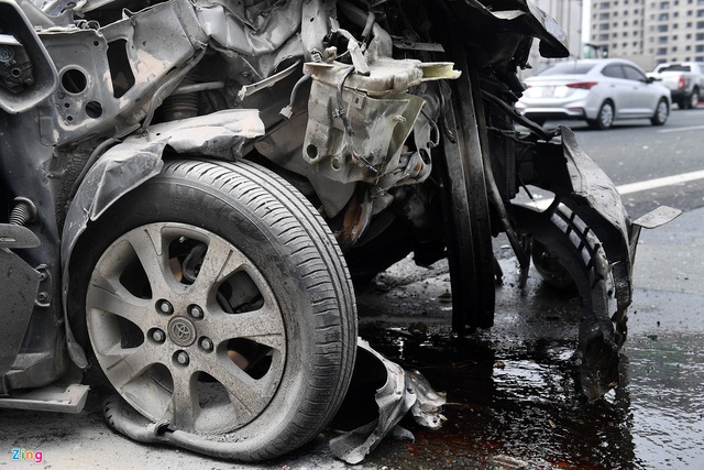Tài xế thoát chết, chiếc Toyota Camry vỡ nát sau khi tông xe tải - Ảnh 3.