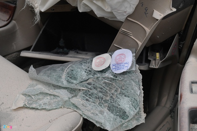 Tài xế thoát chết, chiếc Toyota Camry vỡ nát sau khi tông xe tải - Ảnh 5.