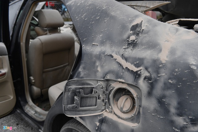 Tài xế thoát chết, chiếc Toyota Camry vỡ nát sau khi tông xe tải - Ảnh 7.