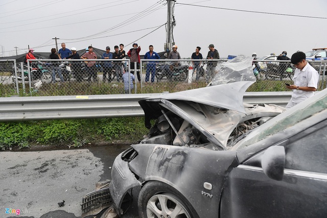 Tài xế thoát chết, chiếc Toyota Camry vỡ nát sau khi tông xe tải - Ảnh 8.