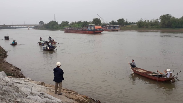 Vụ 2 vợ chồng tử vong trên sông: Nhói lòng hình ảnh 3 người con bên bàn thờ  - Ảnh 2.