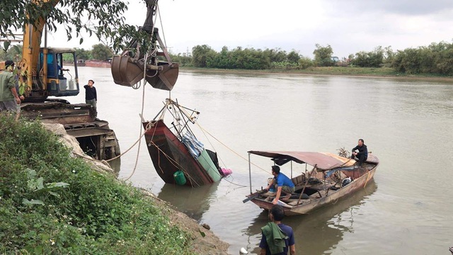 Vụ 2 vợ chồng tử vong trên sông: Nhói lòng hình ảnh 3 người con bên bàn thờ  - Ảnh 6.