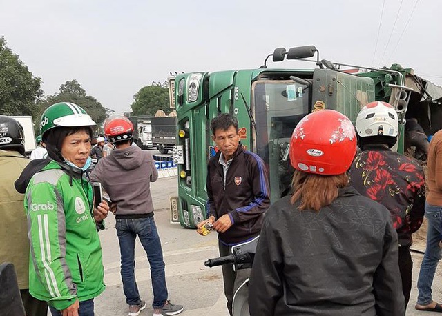 Tai nạn thương tâm: Ô tô tải chở cát lật đè  2 ông cháu tử vong - Ảnh 1.