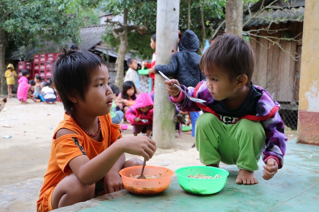 Thầy giáo dành cả thanh xuân ‘làm đường, làm nhà, làm sân trường’ cho trò - Ảnh 12.