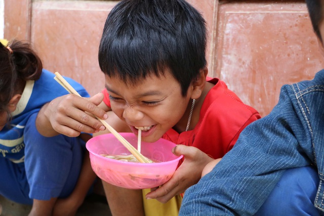 Thầy giáo dành cả thanh xuân ‘làm đường, làm nhà, làm sân trường’ cho trò - Ảnh 13.