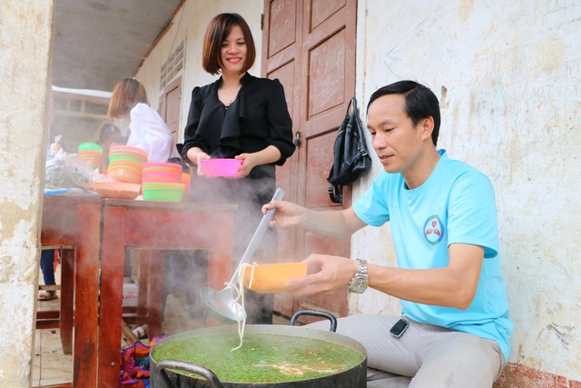 Thầy giáo dành cả thanh xuân ‘làm đường, làm nhà, làm sân trường’ cho trò - Ảnh 16.