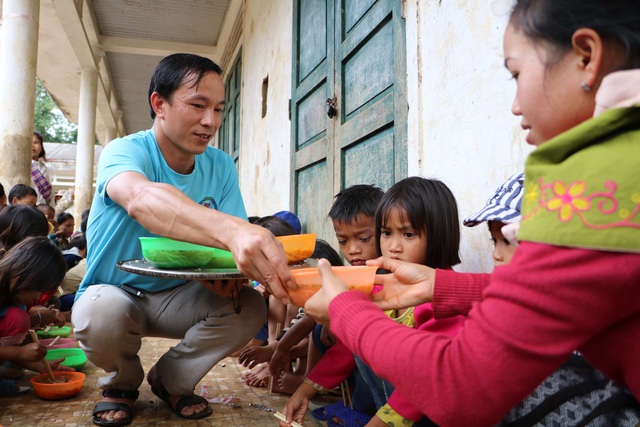 Thầy giáo dành cả thanh xuân ‘làm đường, làm nhà, làm sân trường’ cho trò - Ảnh 18.