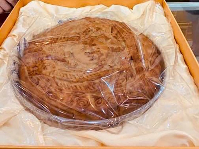 Bánh trung thu cỡ đại do một cơ sở bánh trung thu truyền thống có tuổi đời khoảng 40 năm ở Hải Phòng làm. Trong đó, bánh nhỏ nhất nặng 500 gram, còn bánh lớn nhất có trọng lượng 4 kg.