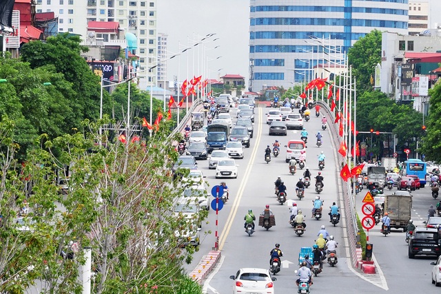 Đường phố Thủ đô rực rỡ cờ hoa chào mừng kỷ niệm 1010 năm Thăng Long - Hà Nội - Ảnh 6.