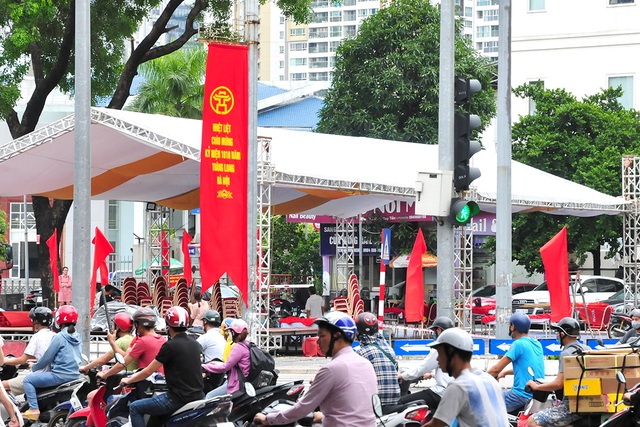 Đường phố Thủ đô rực rỡ cờ hoa chào mừng kỷ niệm 1010 năm Thăng Long - Hà Nội - Ảnh 5.