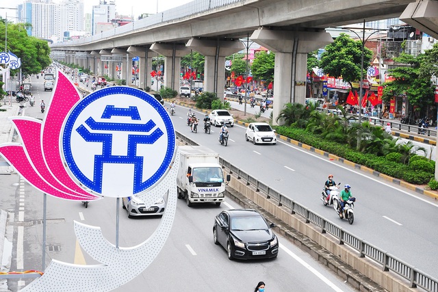 Đường phố Thủ đô rực rỡ cờ hoa chào mừng kỷ niệm 1010 năm Thăng Long - Hà Nội - Ảnh 8.