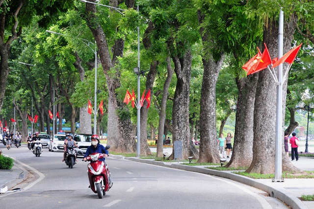 Đường phố Thủ đô rực rỡ cờ hoa chào mừng kỷ niệm 1010 năm Thăng Long - Hà Nội - Ảnh 2.