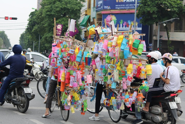 Hàng nghìn chiếc đèn lồng handmade di động rực rỡ đường phố Hà Nội - Ảnh 6.
