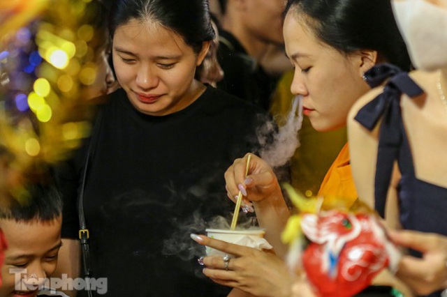 ‘Hốt bạc’ nhờ bán kem nhả khói độc đáo mùa Trung thu Hà Nội - Ảnh 10.