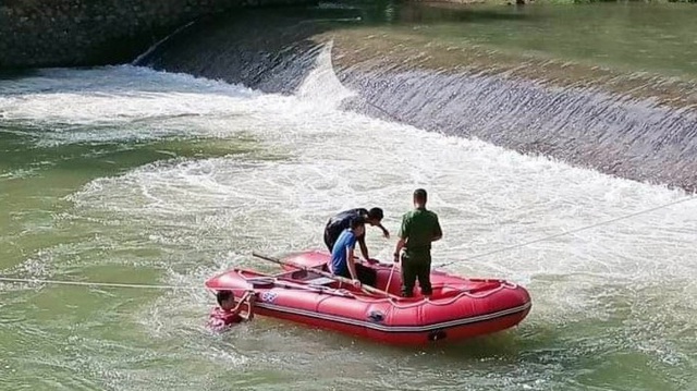 Hàng trăm người tìm kiếm nam thanh niên khi đi tắm ở đập tràn Huy Thượng - Ảnh 1.