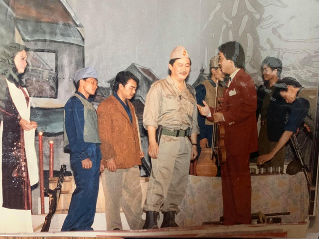 Ông trùm Trần Đức kỷ niệm Giải phóng thủ đô với loạt ảnh hoài niệm trong vở kịch Lưu Quang Vũ - Ảnh 3.