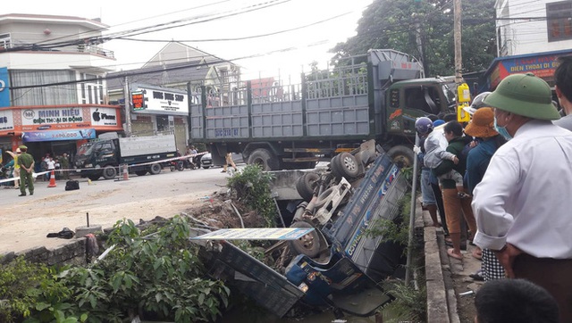  Xe tải lớn đâm xe tải nhỏ văng xuống kênh khiến 1 tài xế tử vong - Ảnh 2.