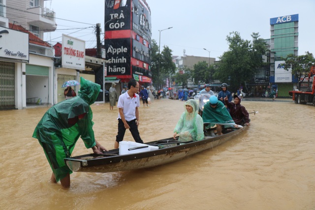 Thuyền ghe lên phố, người dân bì bõm lội lũ đi mua đồ ăn - Ảnh 2.