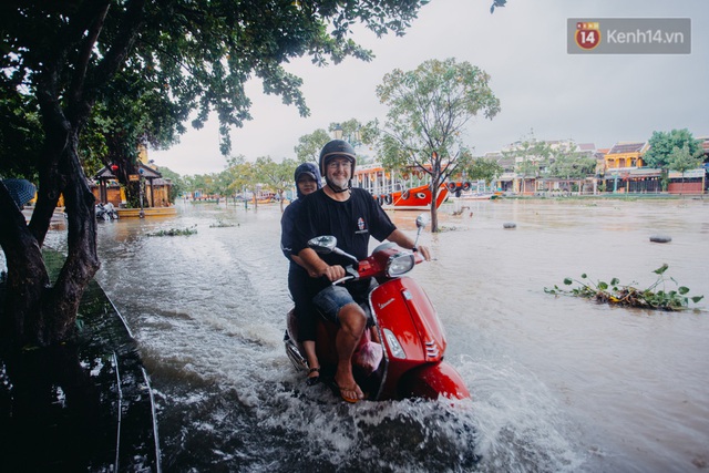 Chùm ảnh: Hội An vẫn đẹp với những nụ cười lạc quan của người dân dù nước lũ đang bao trùm phố cổ - Ảnh 12.