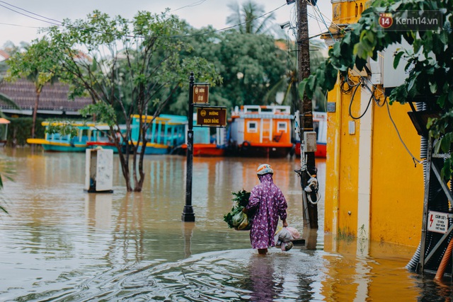 Chùm ảnh: Hội An vẫn đẹp với những nụ cười lạc quan của người dân dù nước lũ đang bao trùm phố cổ - Ảnh 17.