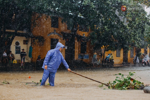 Chùm ảnh: Hội An vẫn đẹp với những nụ cười lạc quan của người dân dù nước lũ đang bao trùm phố cổ - Ảnh 19.