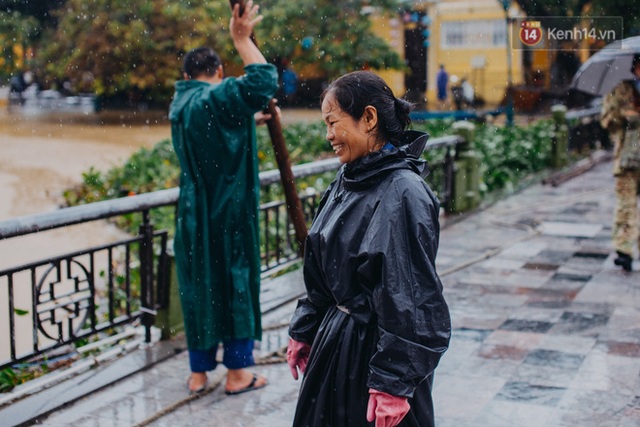 Chùm ảnh: Hội An vẫn đẹp với những nụ cười lạc quan của người dân dù nước lũ đang bao trùm phố cổ - Ảnh 20.