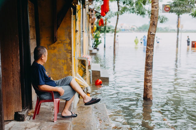 Chùm ảnh: Hội An vẫn đẹp với những nụ cười lạc quan của người dân dù nước lũ đang bao trùm phố cổ - Ảnh 4.