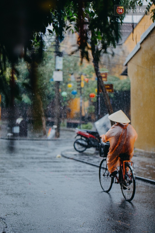 Chùm ảnh: Hội An vẫn đẹp với những nụ cười lạc quan của người dân dù nước lũ đang bao trùm phố cổ - Ảnh 9.