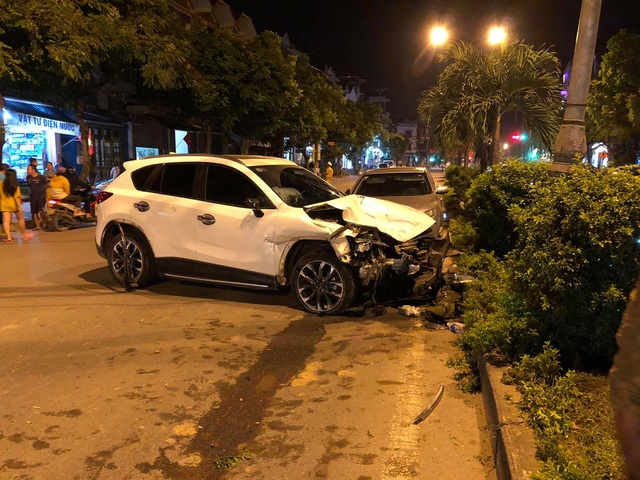 Hiện trường vụ xe ô tô CX5 gây tai nạn liên hoàn ở Hà Nội - Ảnh 2.