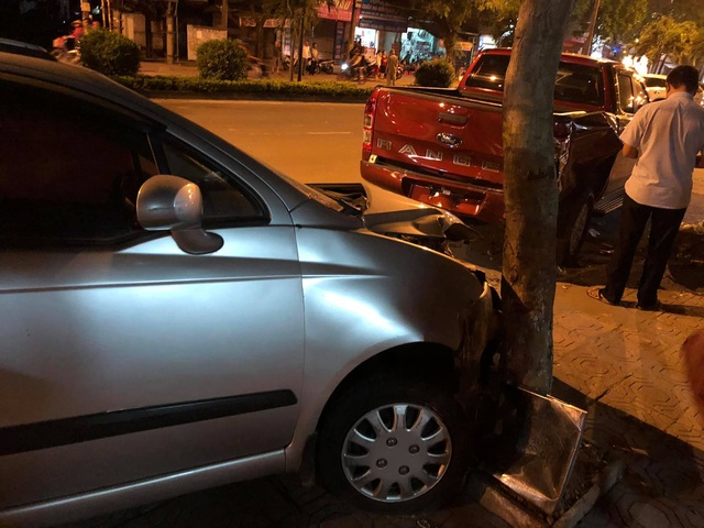 Hiện trường vụ xe ô tô CX5 gây tai nạn liên hoàn ở Hà Nội - Ảnh 4.