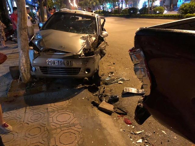 Hiện trường vụ xe ô tô CX5 gây tai nạn liên hoàn ở Hà Nội - Ảnh 5.