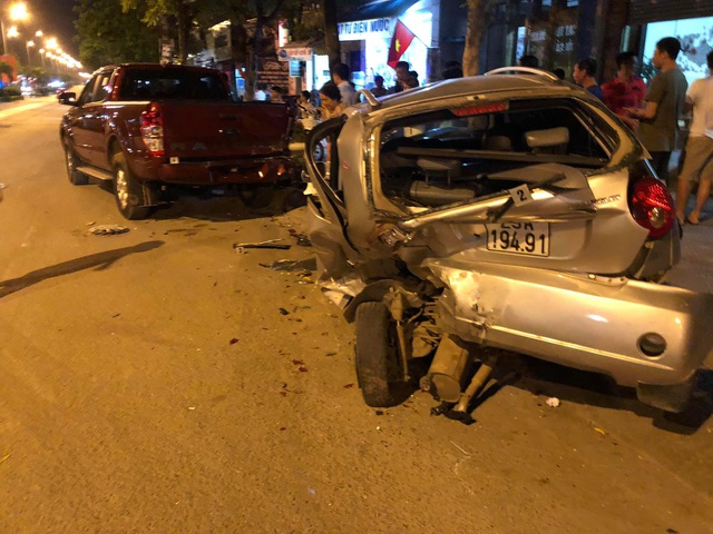 Hiện trường vụ xe ô tô CX5 gây tai nạn liên hoàn ở Hà Nội - Ảnh 6.