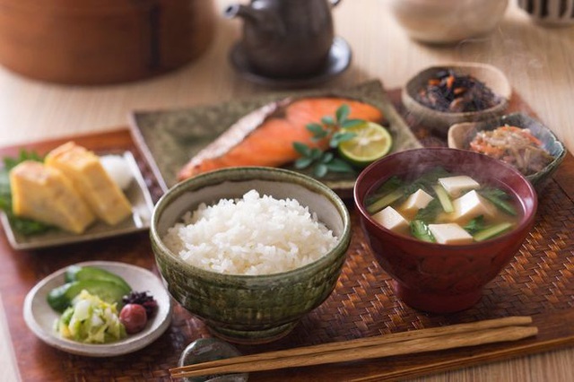 9 nguyên tắc ăn uống giúp người Nhật sống thọ nhất thế giới - Ảnh 1.