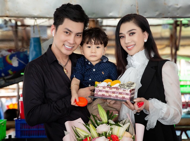 Vợ chồng Lâm Khánh Chi mừng sinh nhật con trai - Ảnh 2.